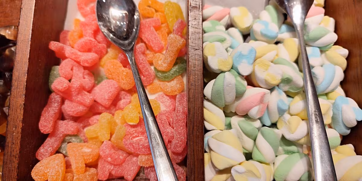 Recipientes con gomitas y bombones servidos en autoservicio
