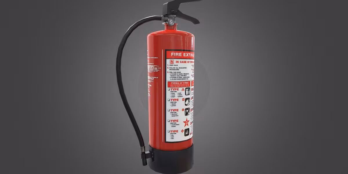 Extintor rojo de polvo químico con etiqueta frontal sobre fondo gris