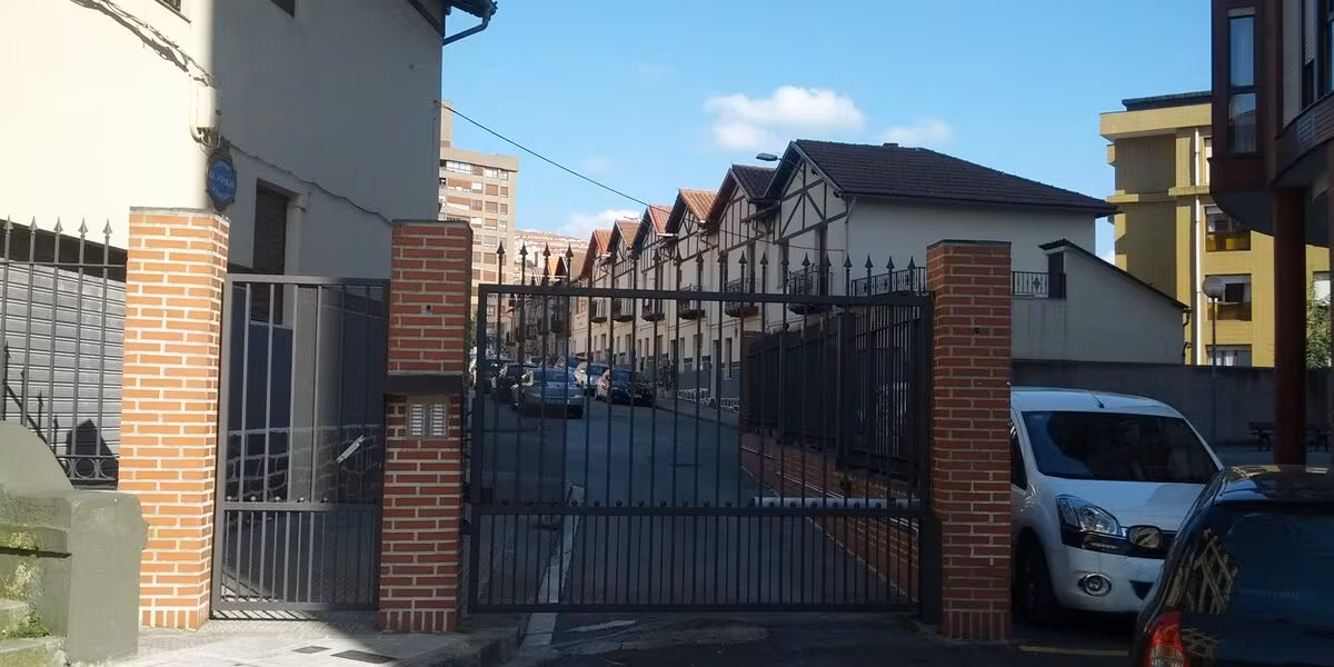 Acceso controlado con reja a un conjunto de casas en condominio