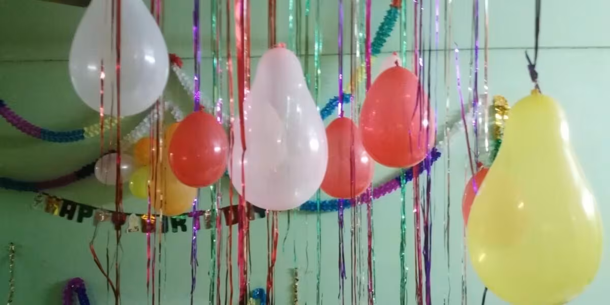 Globos y serpentinas colgados para una fiesta infantil