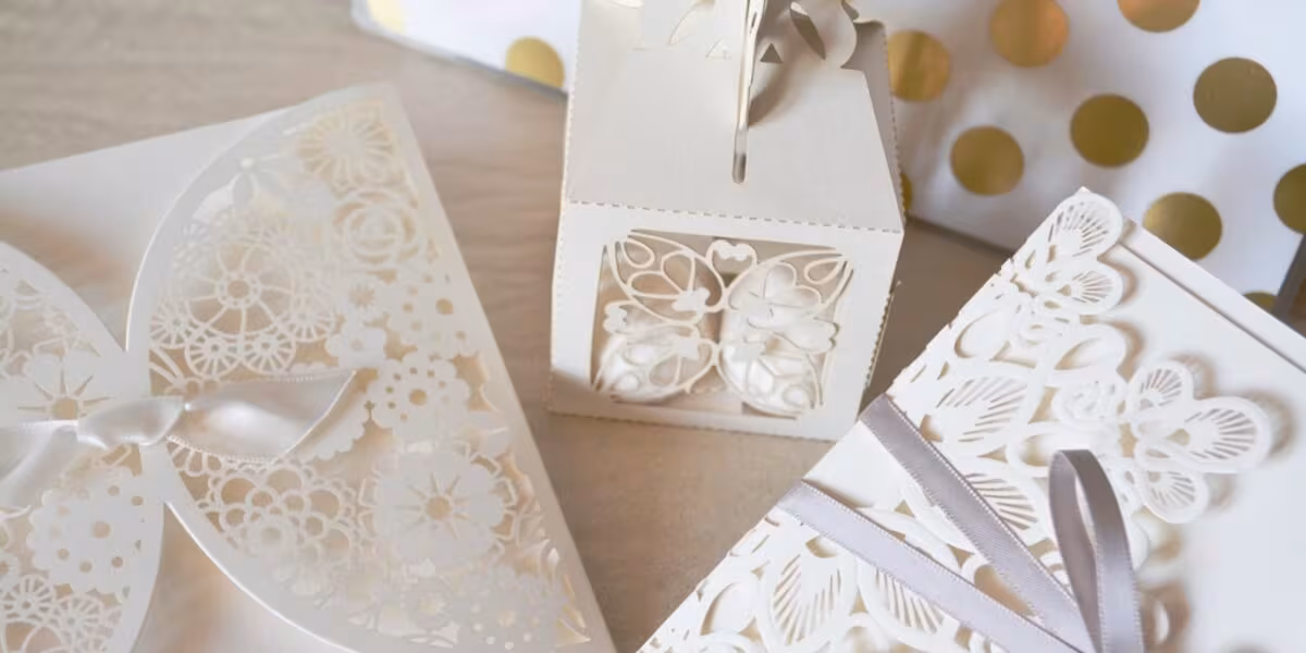 Cajas de recuerdo con encaje para invitados de boda