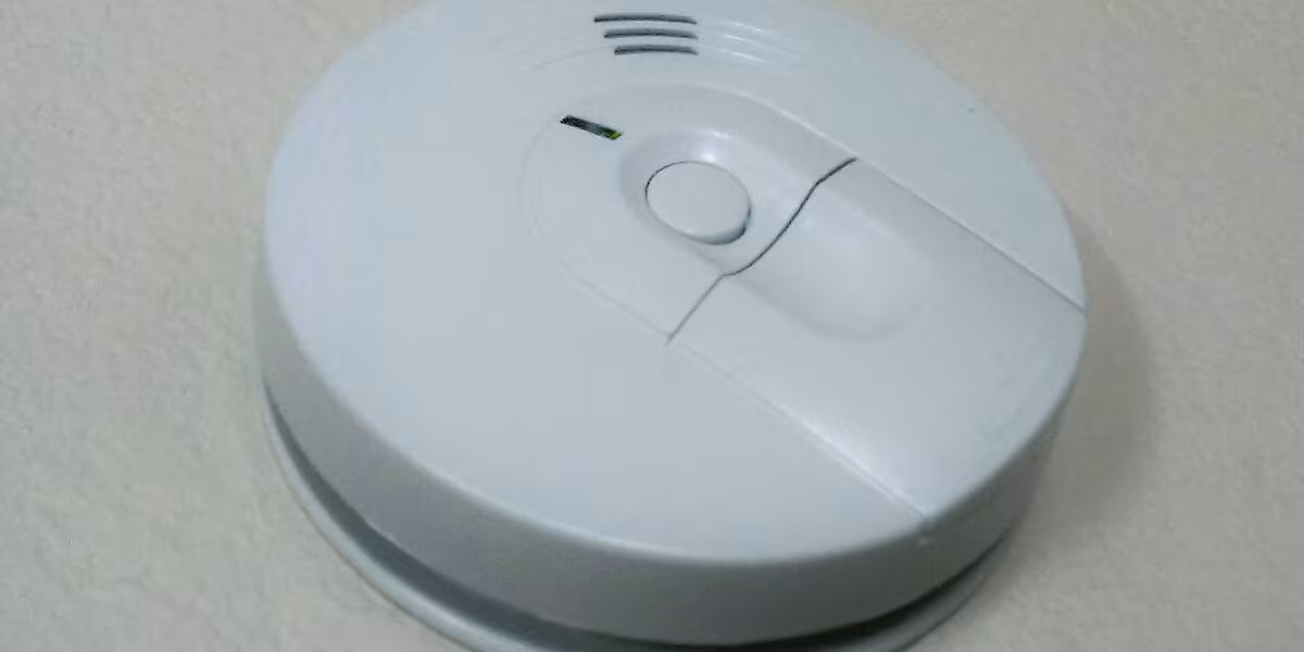 Detector de humo blanco instalado en el techo