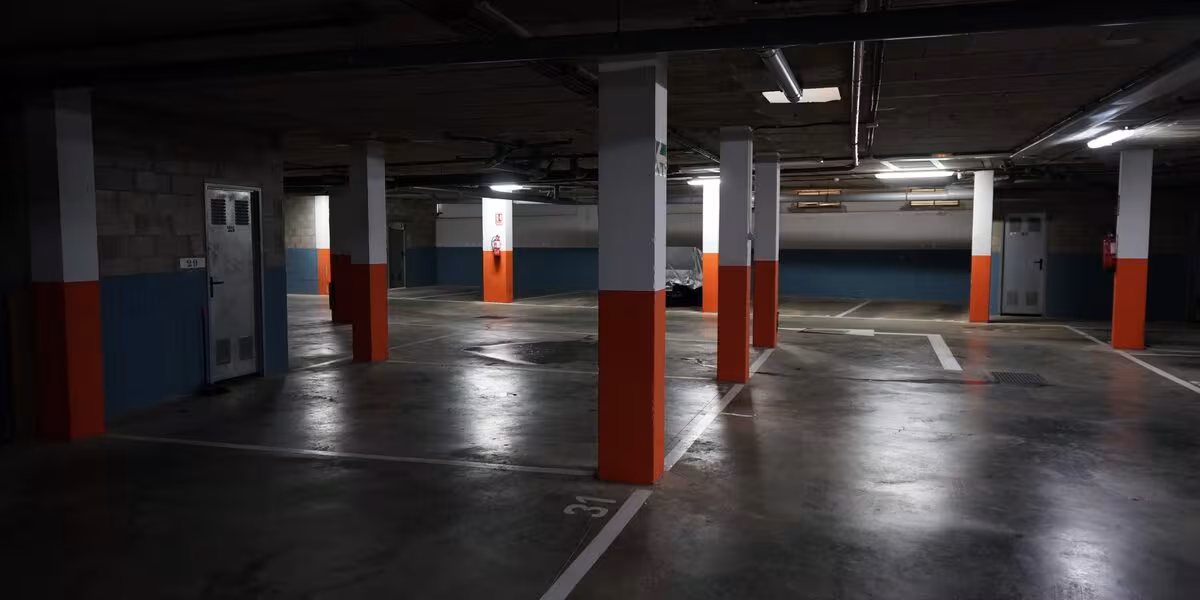 Estacionamiento techado con extintores colocados en las columnas