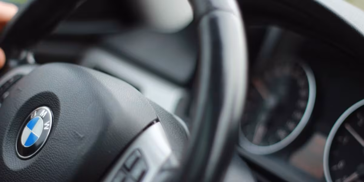 Volante y tablero de un automóvil ejecutivo visto desde el asiento del conductor