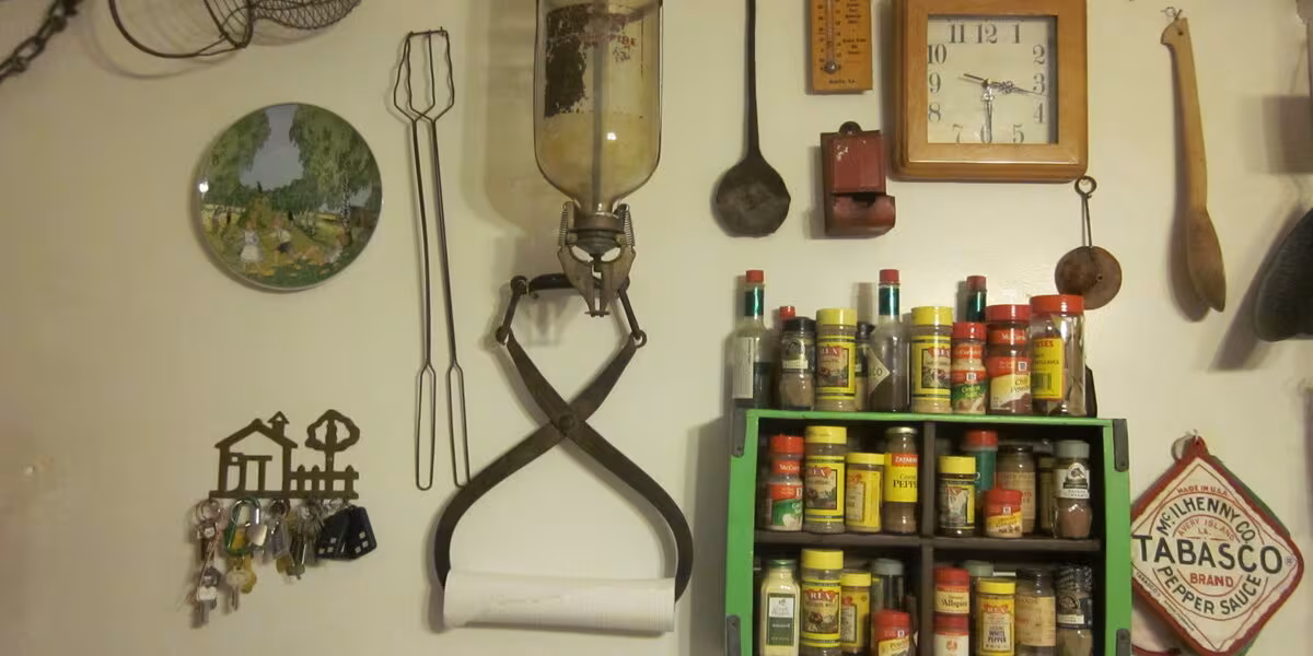 Cocina doméstica con especiero y un extintor pequeño colgado en la pared