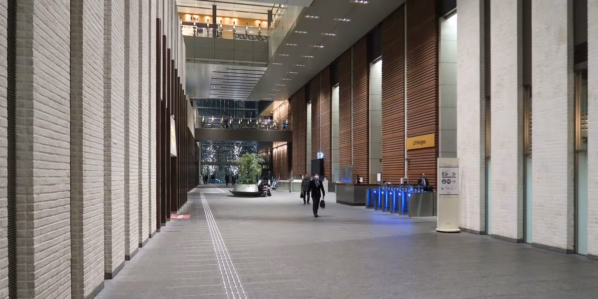 Vestíbulo de un edificio corporativo de oficinas con área de recepción