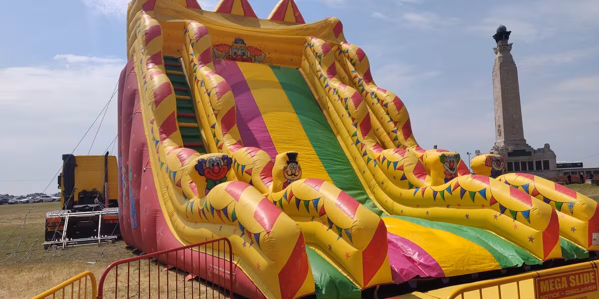 Tobogán inflable de gran formato instalado en un evento al aire libre