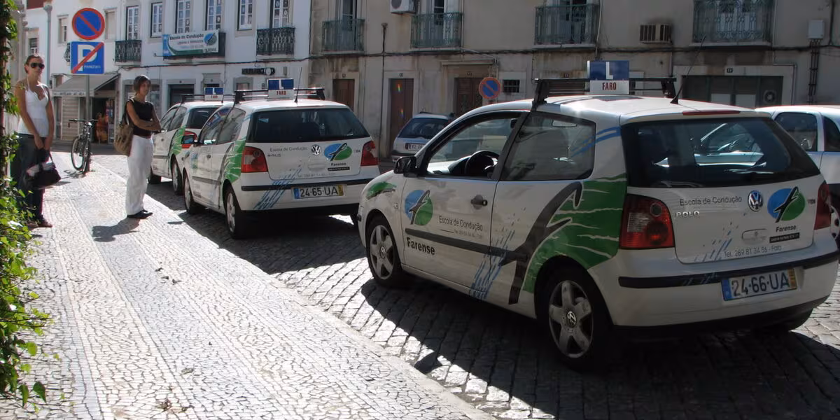 Automóviles de aspirantes en fila para presentar el examen de manejo