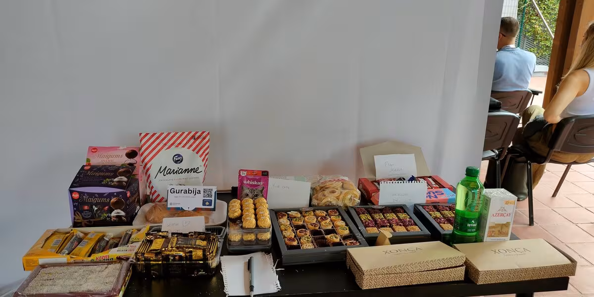 Mesa de dulces y bocadillos en el receso de una reunión de trabajo