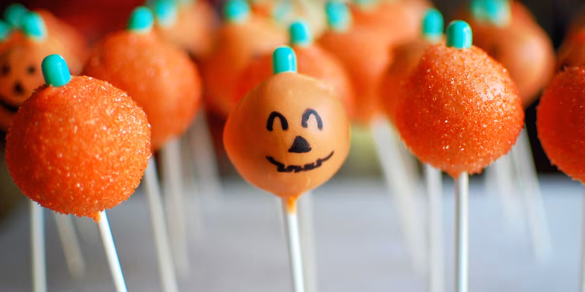 Cake pops decorados como calabazas de temporada