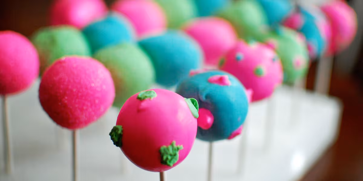 Cake pops en tonos rosa y turquesa para una mesa de XV años