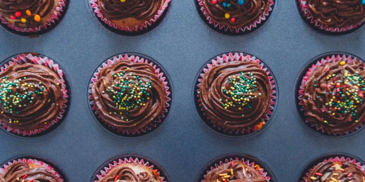 Cupcakes de chocolate con chispas de colores vistos desde arriba