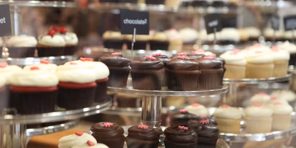 Exhibidor con cupcakes acomodados por niveles