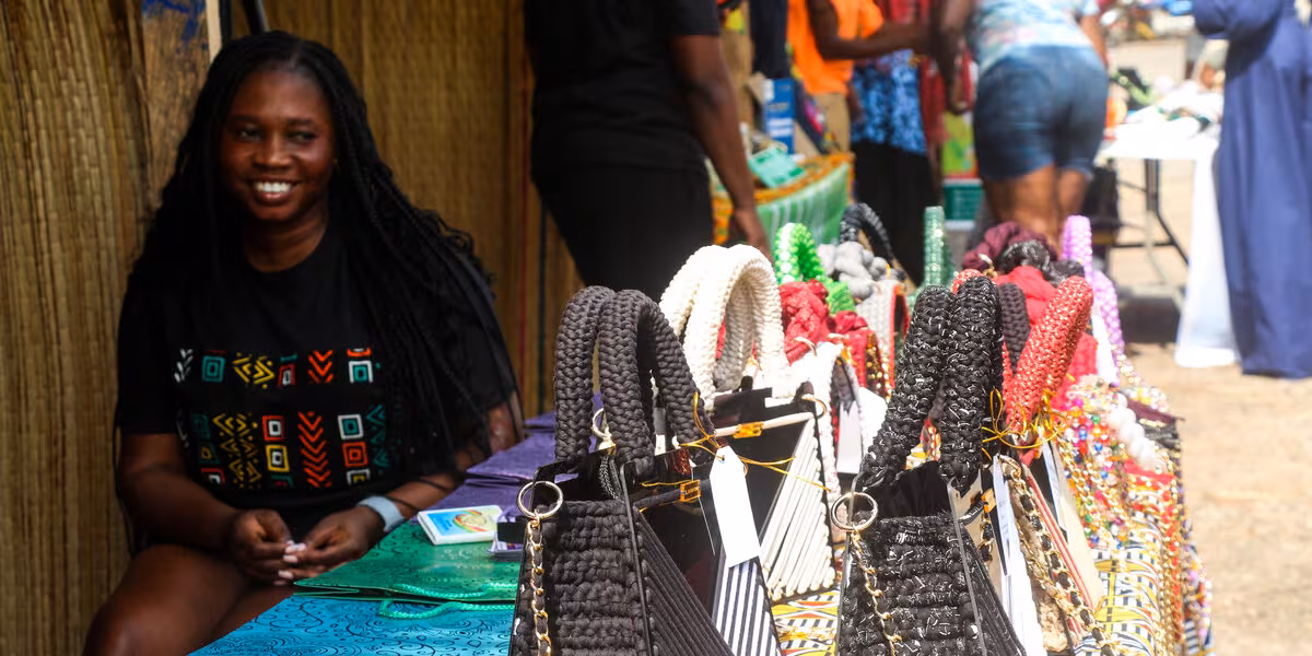 Emprendedora atendiendo su puesto de productos en un festival