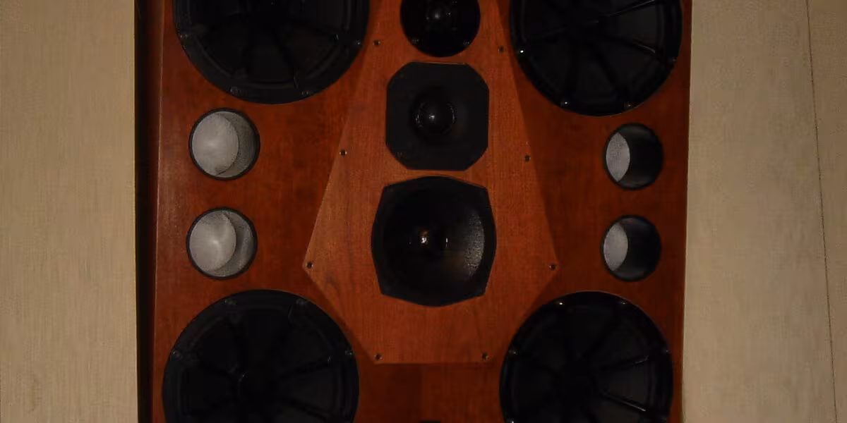 Bocinas de monitoreo montadas en un muro de madera