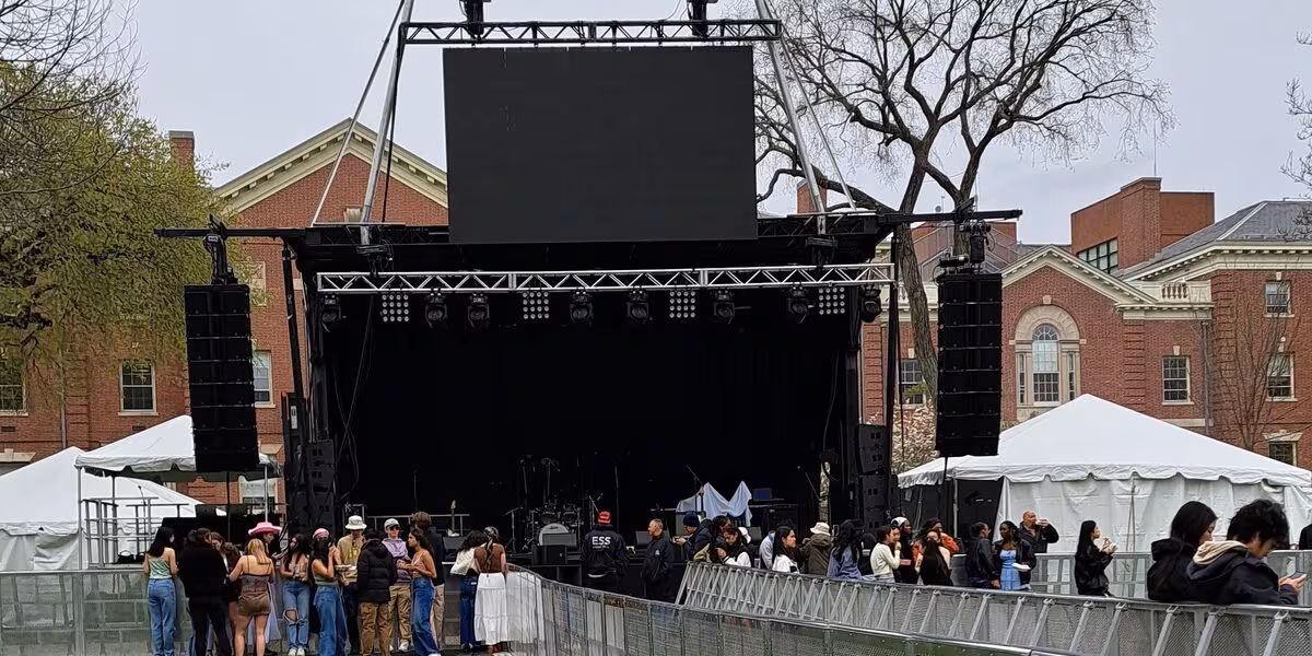 Escenario al aire libre con pantalla de video y torres de sonido