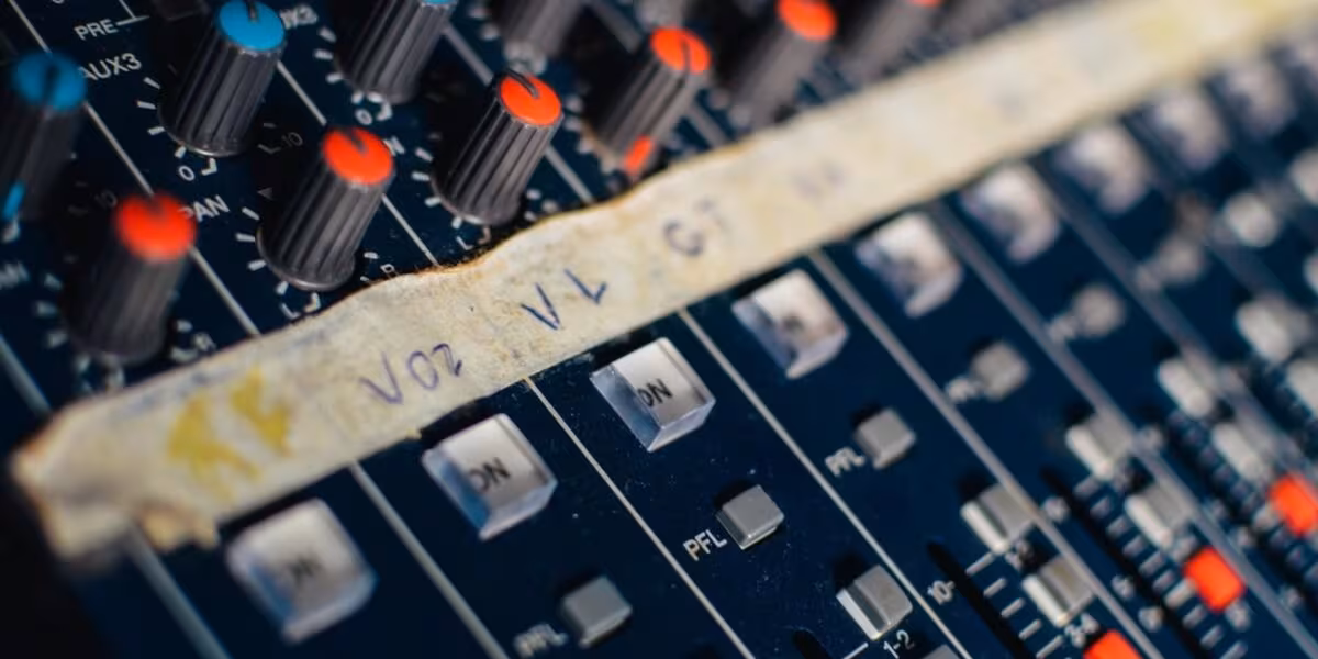 Consola de audio con canales rotulados a mano para un evento
