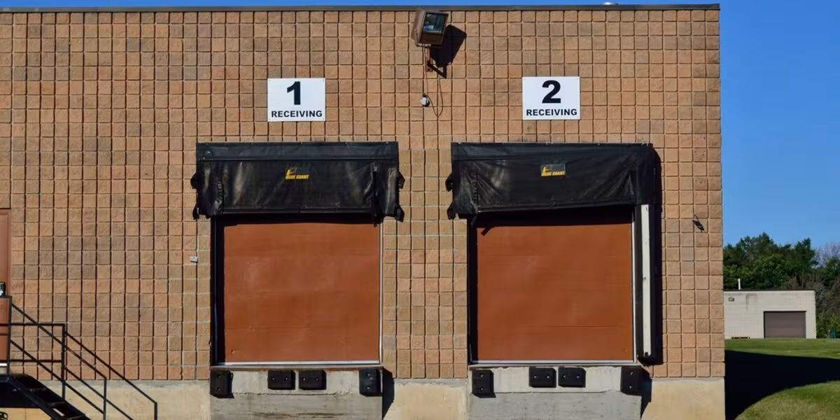 Andenes de carga de una bodega industrial con cortinas cerradas