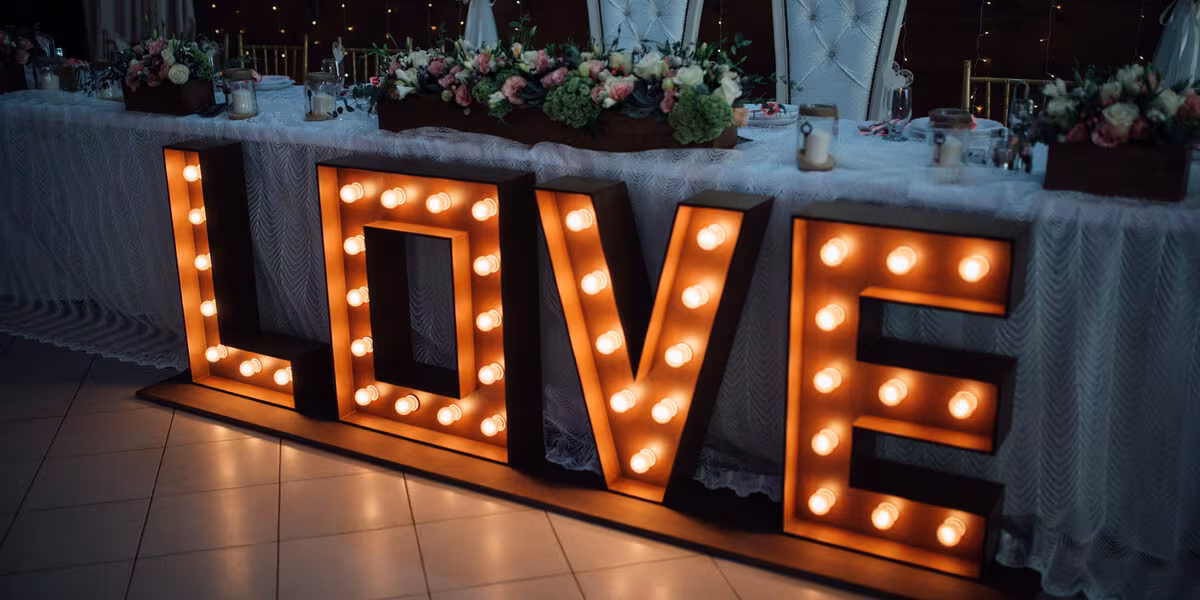 Letras iluminadas con la palabra LOVE en la recepción de una boda