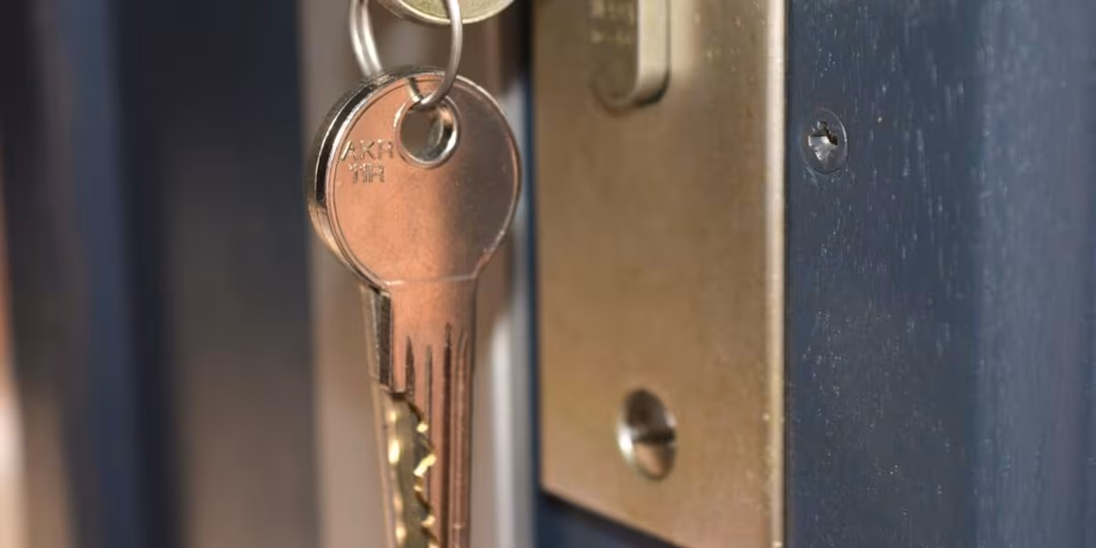Llave insertada en la cerradura de una puerta