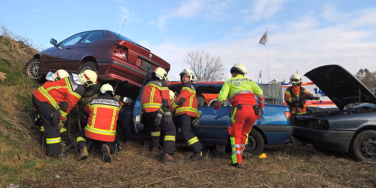 Brigadistas con equipo de protección durante un ejercicio de rescate con vehículos
