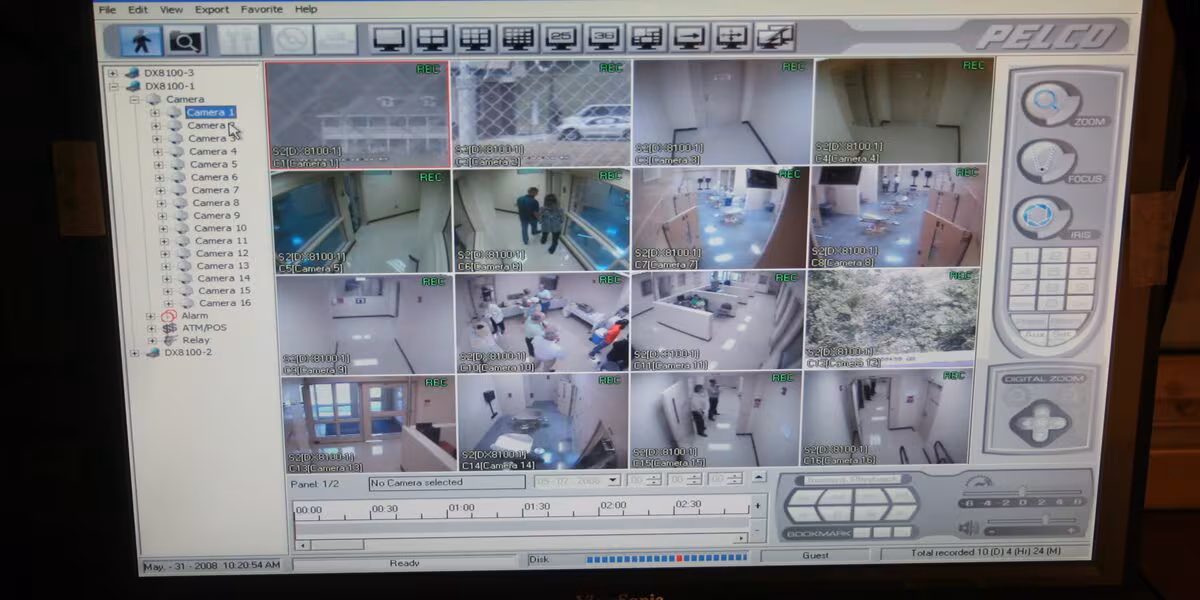 Pantalla de monitoreo con múltiples cámaras de videovigilancia