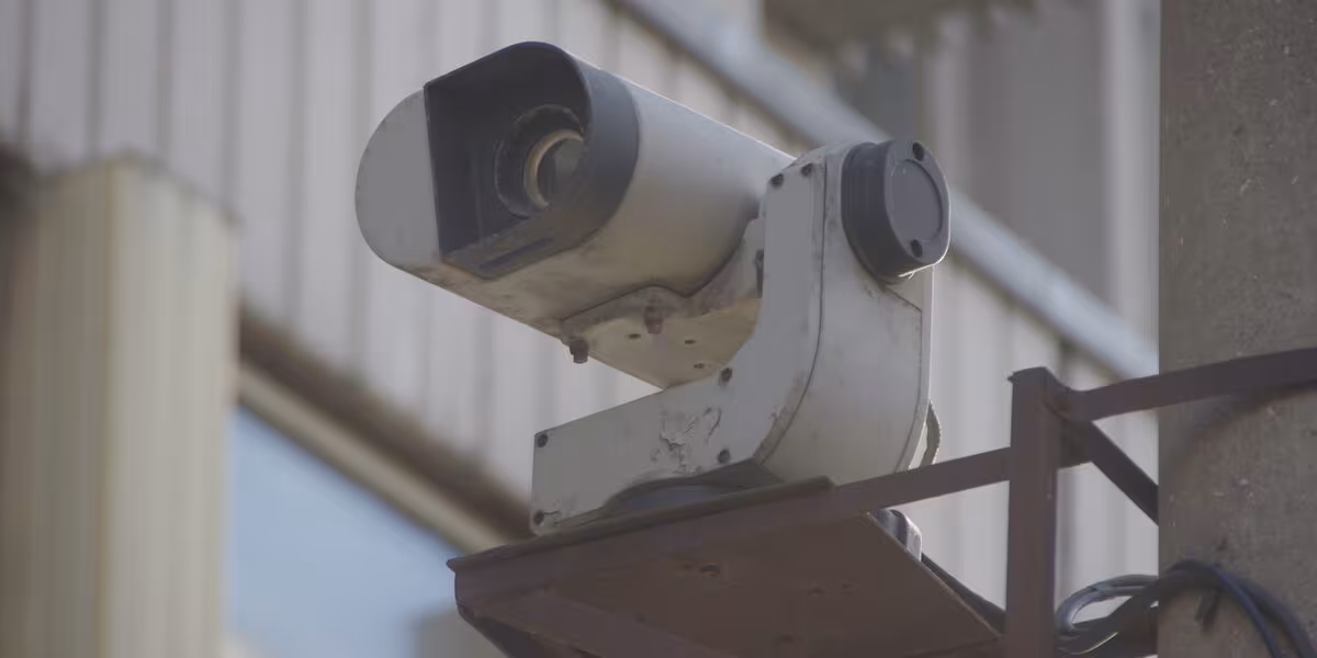 Cámara de videovigilancia motorizada instalada en la fachada de un edificio