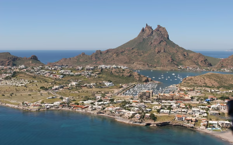 Bahía de San Carlos y cerro Tetakawi, Sonora